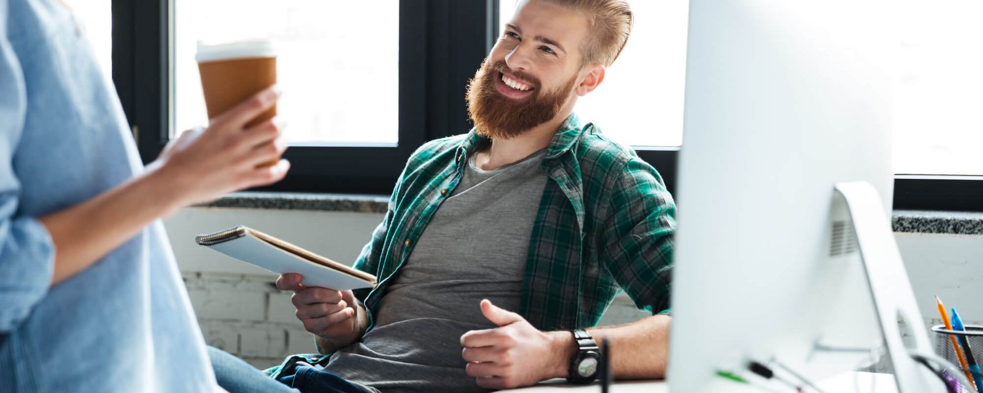 Mitarbeitende bei der Zusammenarbeit im Büro